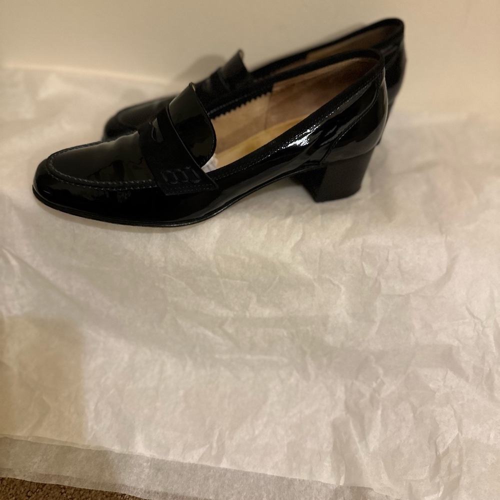 All leather, made in Italy, size 37.5  In a beautiful condition! Navy blue